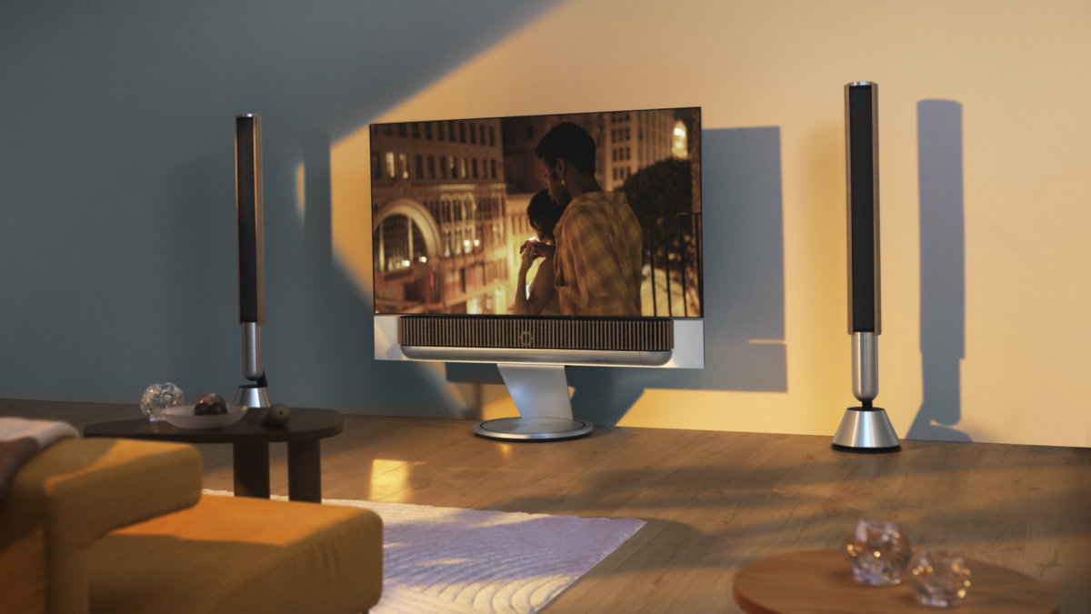 Twee Beolab 28 naast een tv in een woonkamer