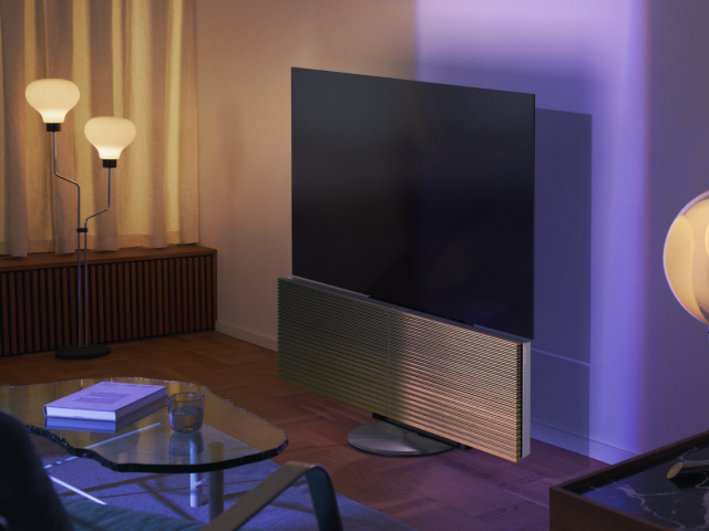 Beovision Harmony met het scherm omhoog in een woonkamer