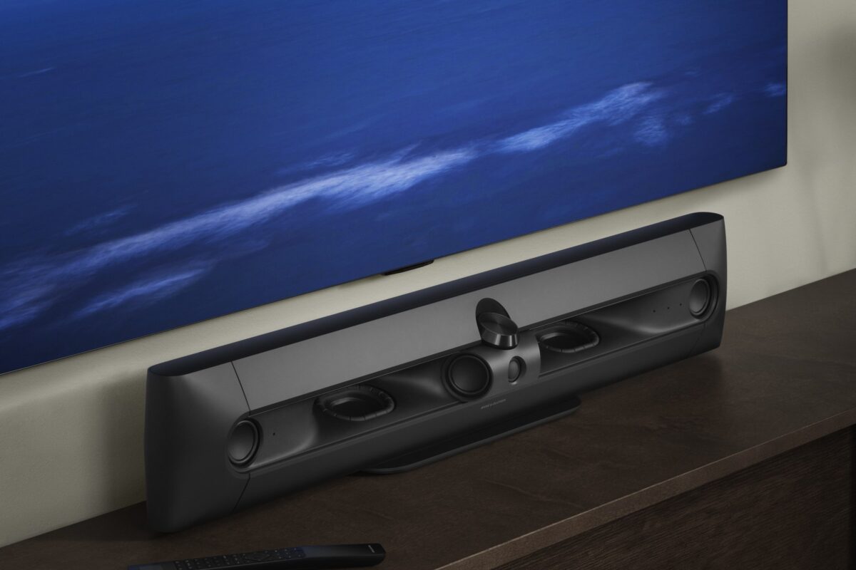Close-up van de Beosound Premiere in Black Anthracite onder een televisie