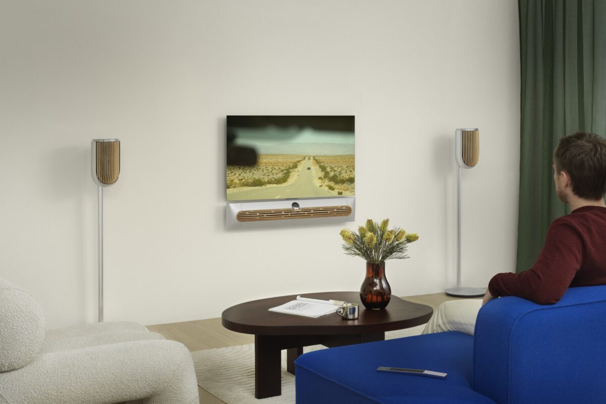 Beosound Premiere aan de wand met twee Beolab 8 in een woonkamer