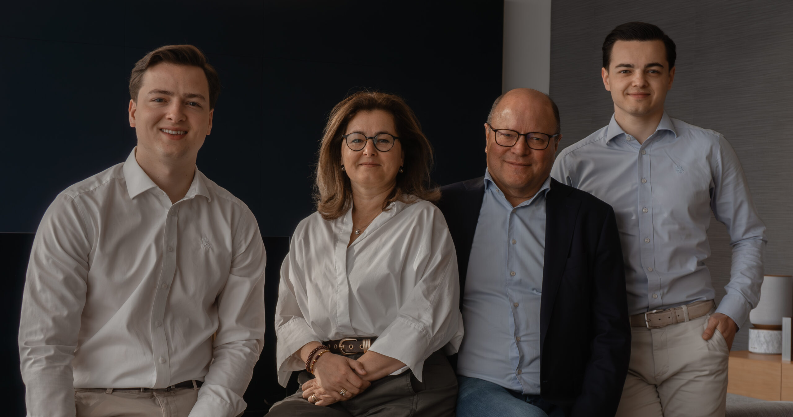 Het team van Bang & Olufsen Henri Tibosch in de showroom.