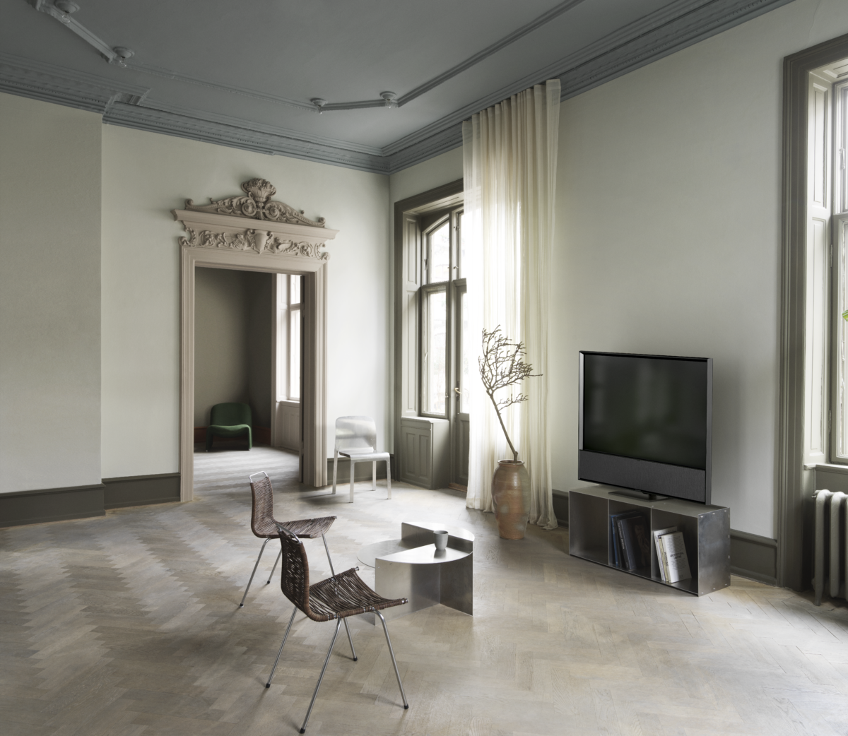Beovision Contour op een laag meubel in een lichte kamer