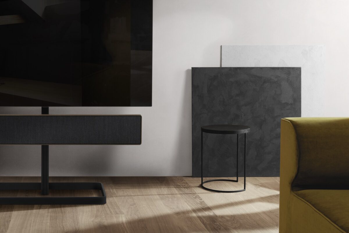 Beosound Stage op een vloerstandaard in een woonkamer