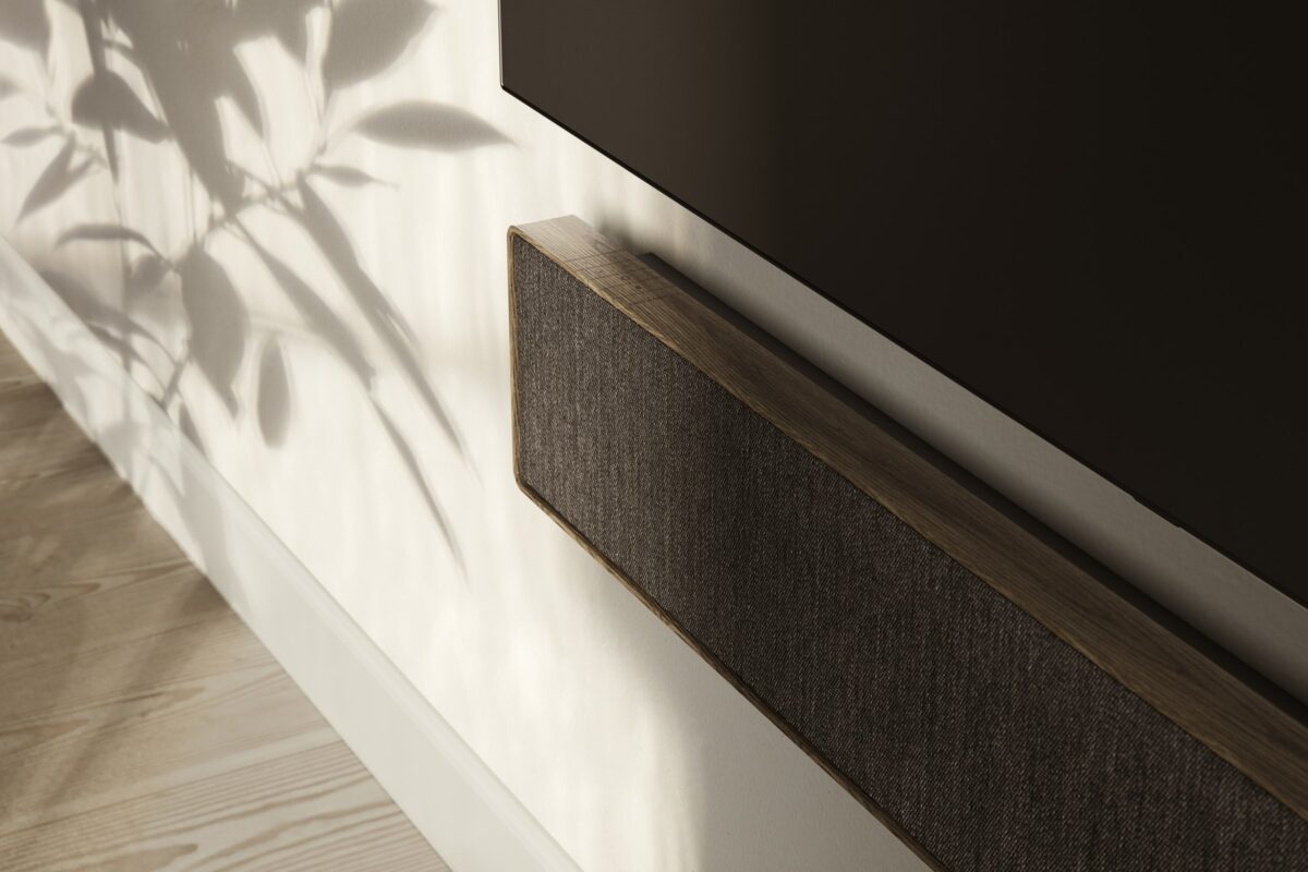 Detail van de Beosound Stage in Smoked Oak aan de wand