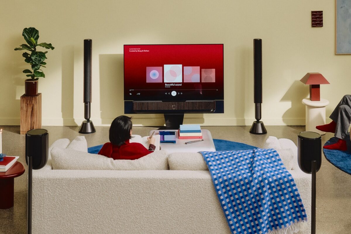 Muziek streamen via de Beosound Theatre in een woonkamer