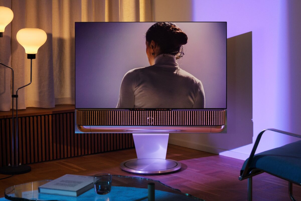 Beovision Theatre op vloerstandaard in een woonkamer