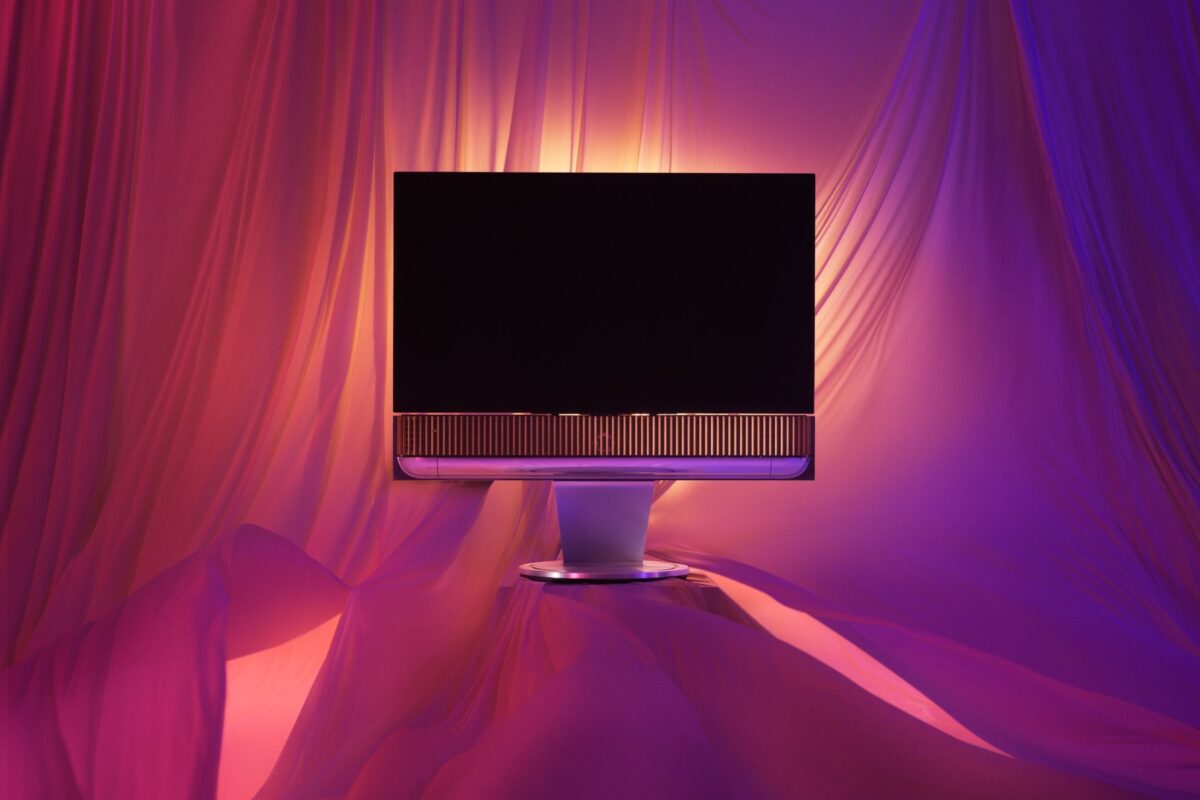 Beovision Theatre op vloerstandaard voor roze en paarse doeken