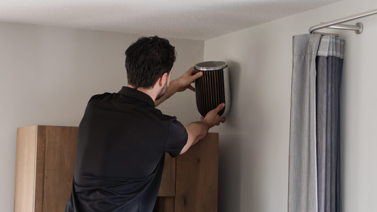 Installateur hangt een Beolab 8 aan de muur