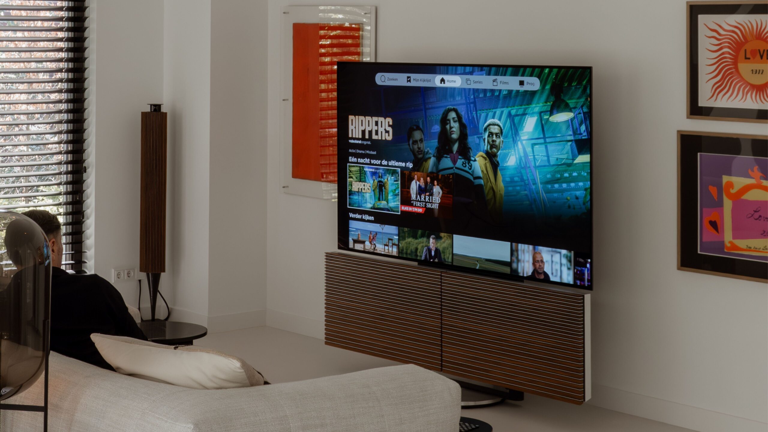 Woonkamer met een Beovision Harmony en twee Beolab 18