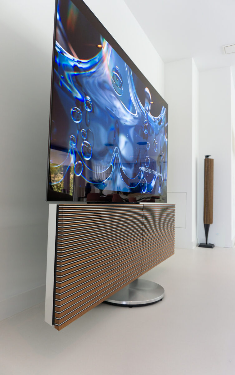 Beovision Harmony van de zijkant, met een Beolab 18 op de achtergrond