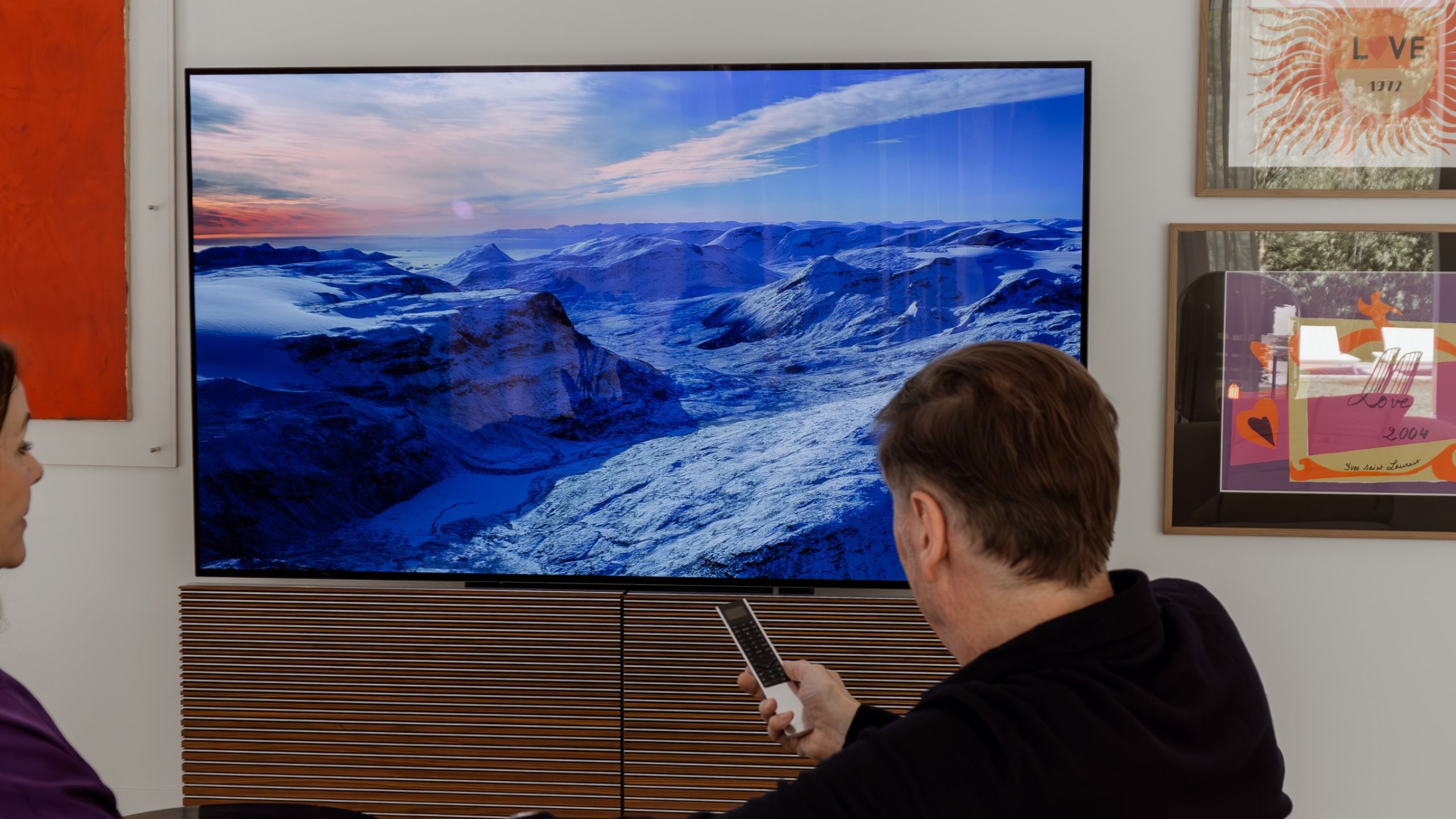Man bedient de Beovision Harmony met een Beoremote One