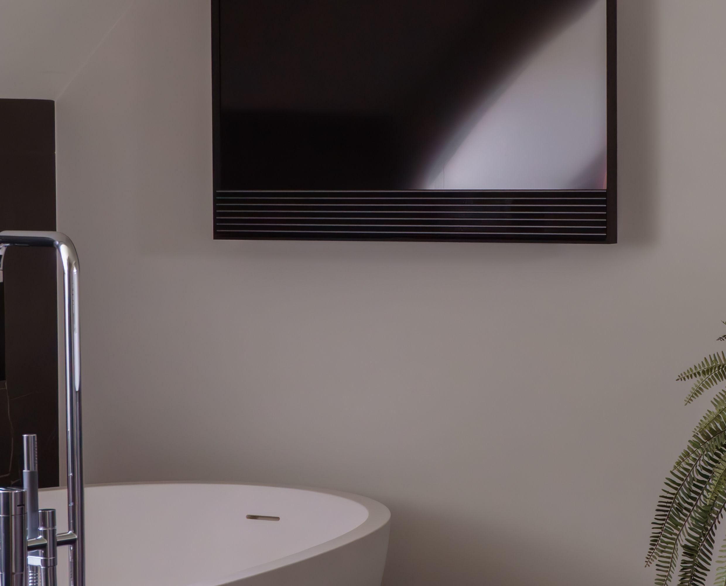 Beovision Horizon aan de muur in een badkamer