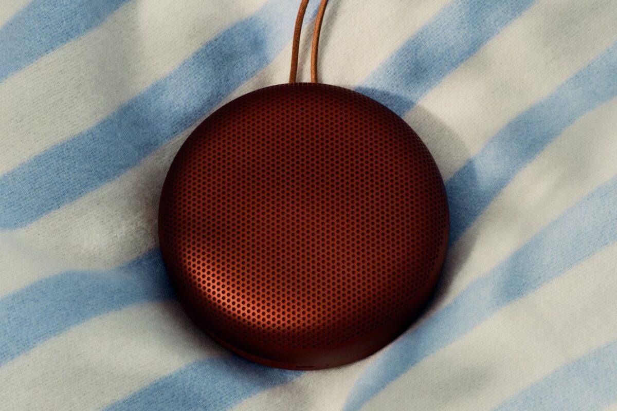 Beosound A1 3rd Gen in Rustic Red op een gestreepte deken