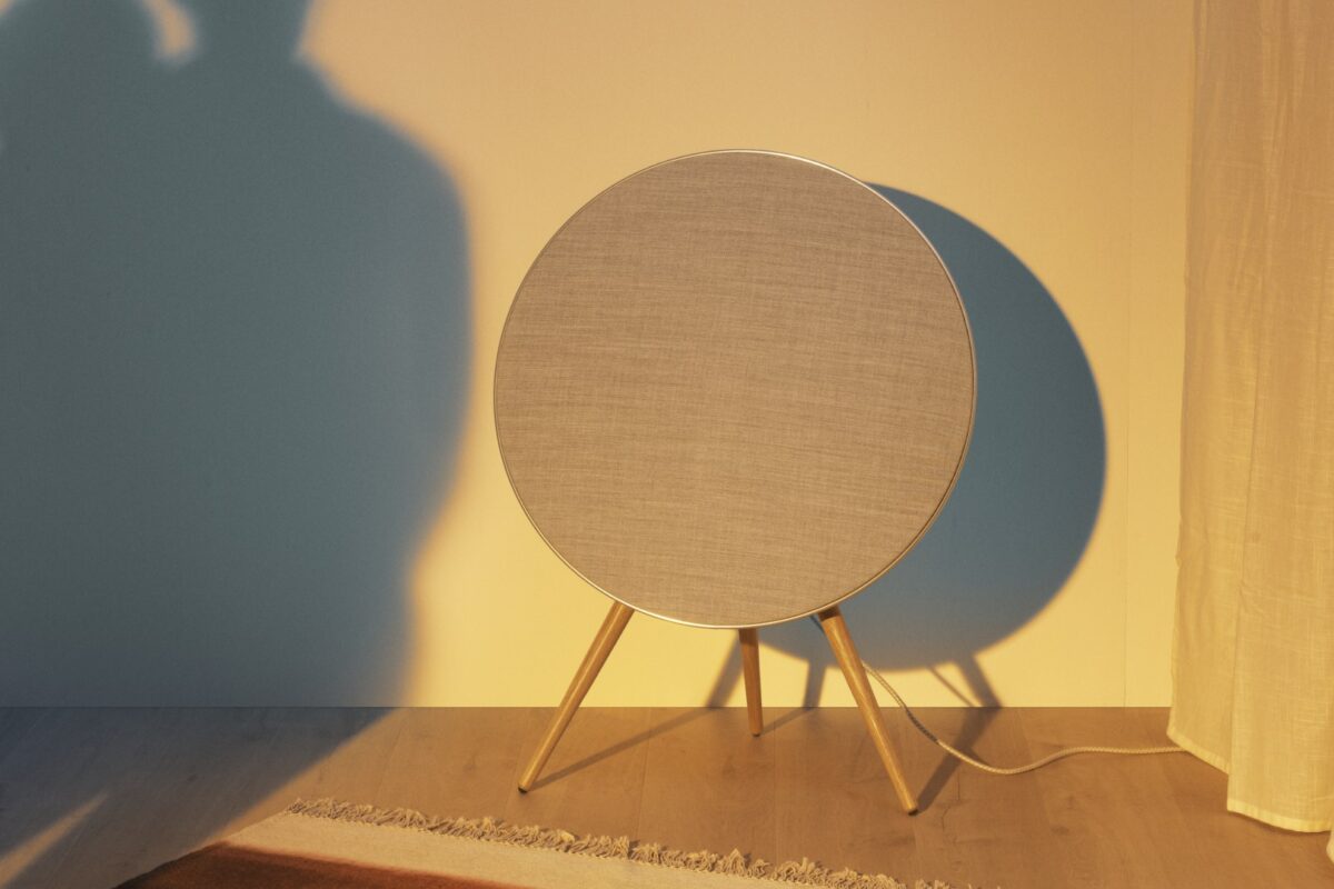 Beosound A9 in Gold Tone in warm zonlicht