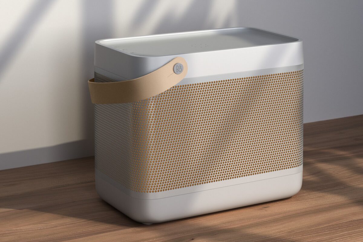 Beolit 20 in Grey Mist op een houten vloer