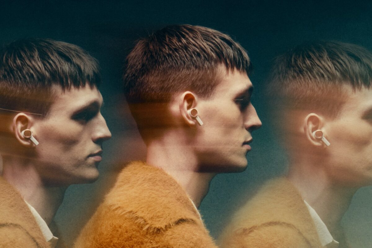 Mannen met de Beoplay Eleven in hun oor, profiel