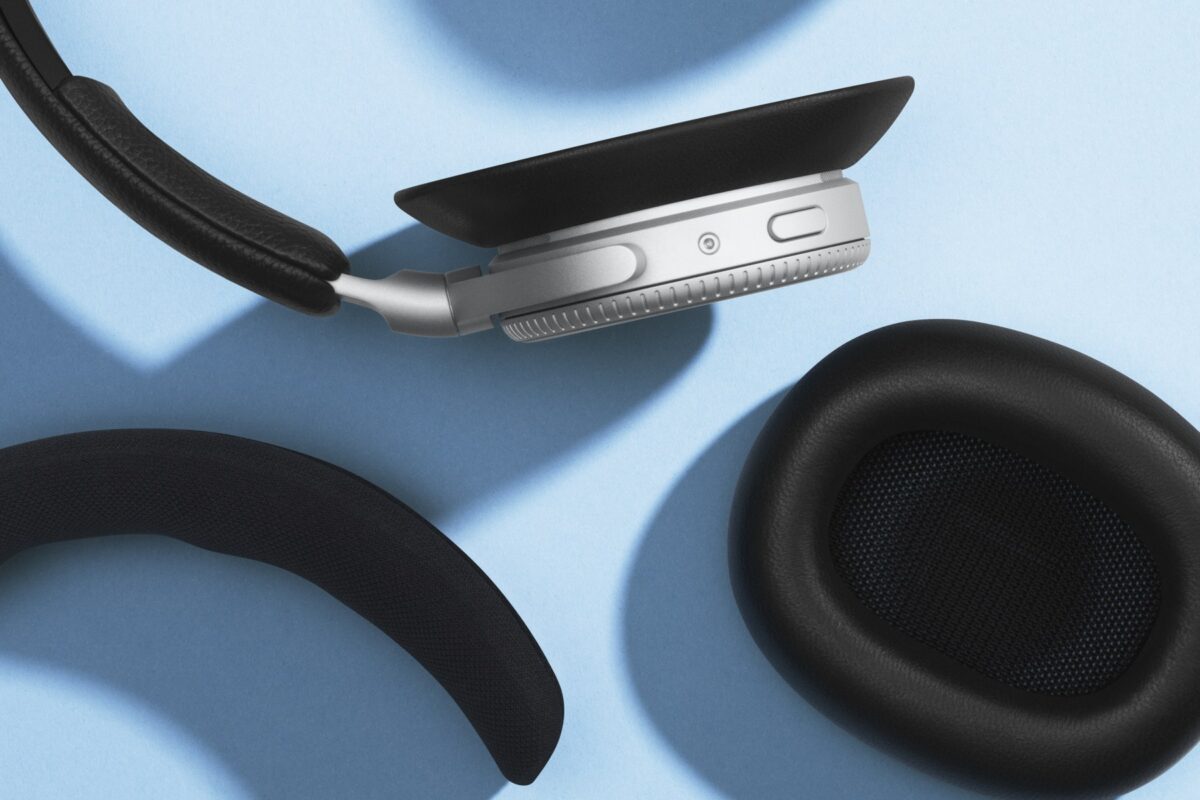 Losse onderdelen van de Beoplay H100: hoofdband, oorkussen en oorschelp
