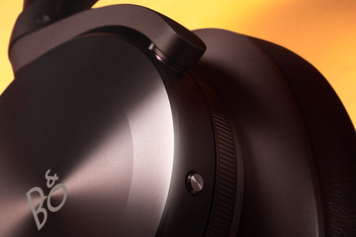 Draairing op de oorschelp van de Beoplay H95