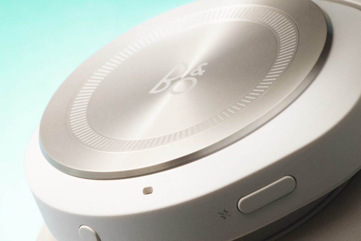 Oorschelp van de Beoplay HX met knop en microfoon