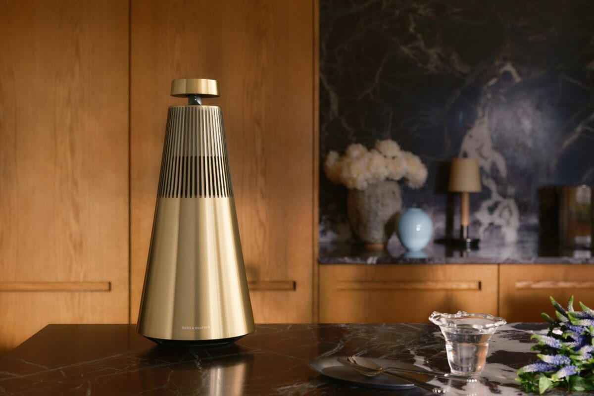Beosound 2 in Gold Tone voor een houten kast
