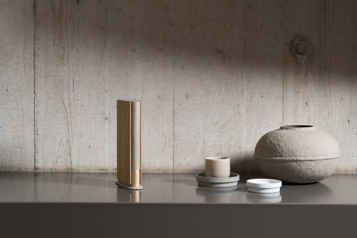Beosound Emerge op een smalle plank