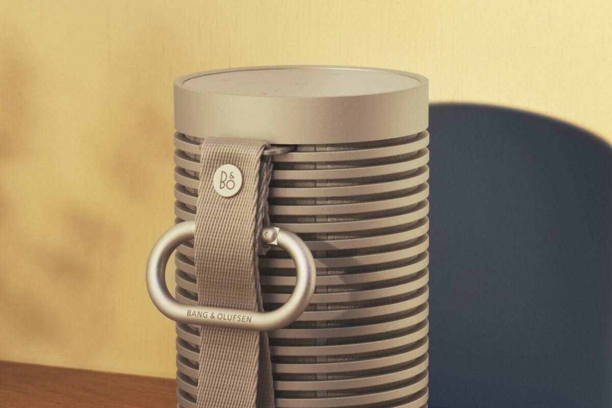 Beosound Explore in Grey Mist met karabijnhaak en draaglus