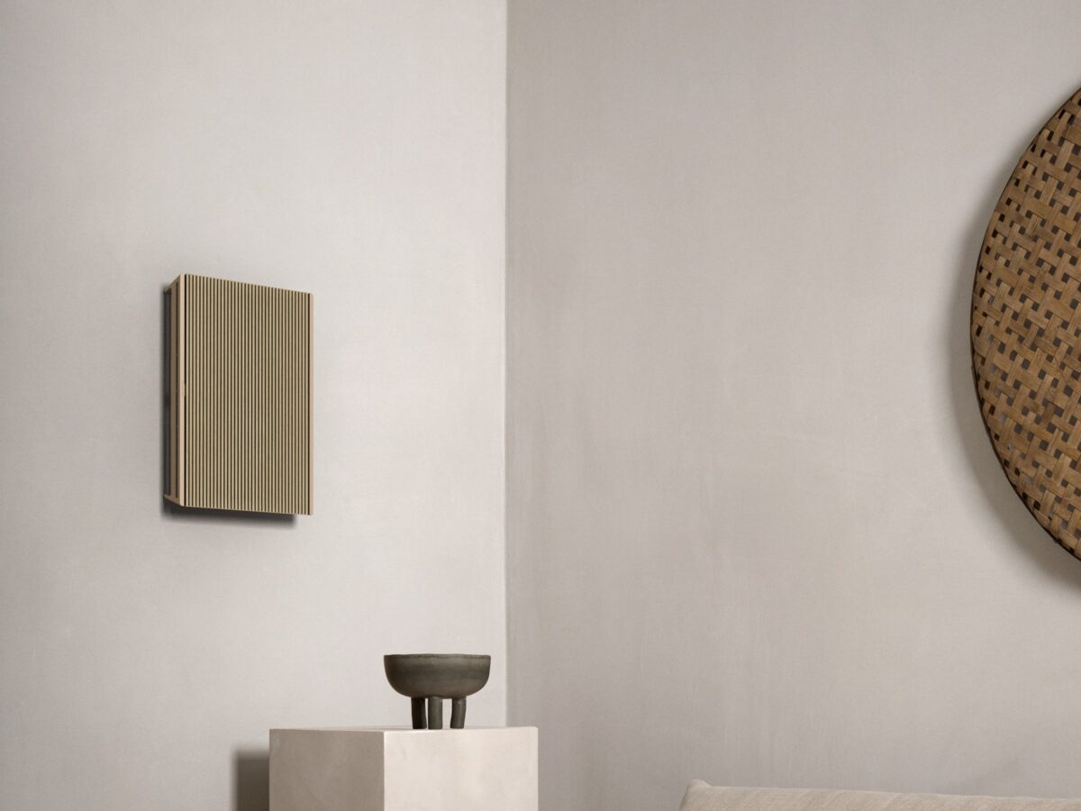 Beosound Level in Gold Tone aan de wand