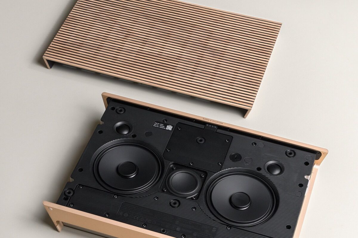 Beosound Level in Gold Tone met de cover los van de speaker