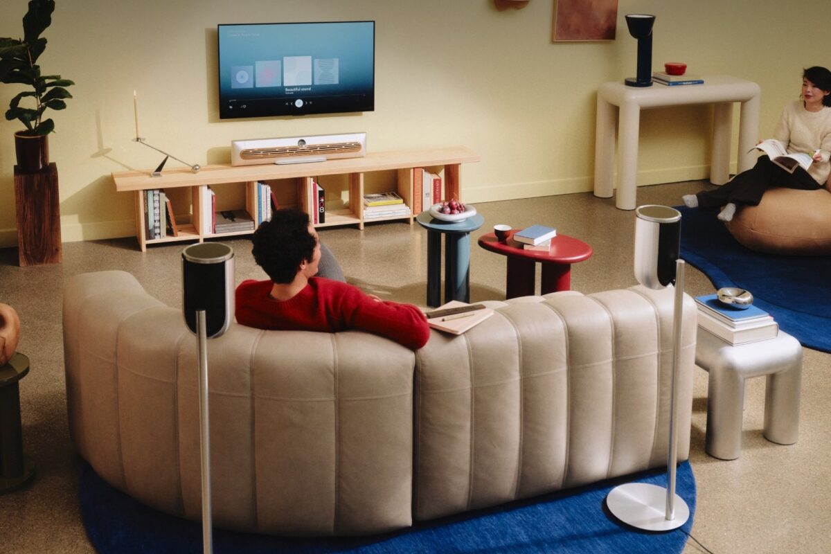Beolab 8 op een vloerstandaard in de woonkamer