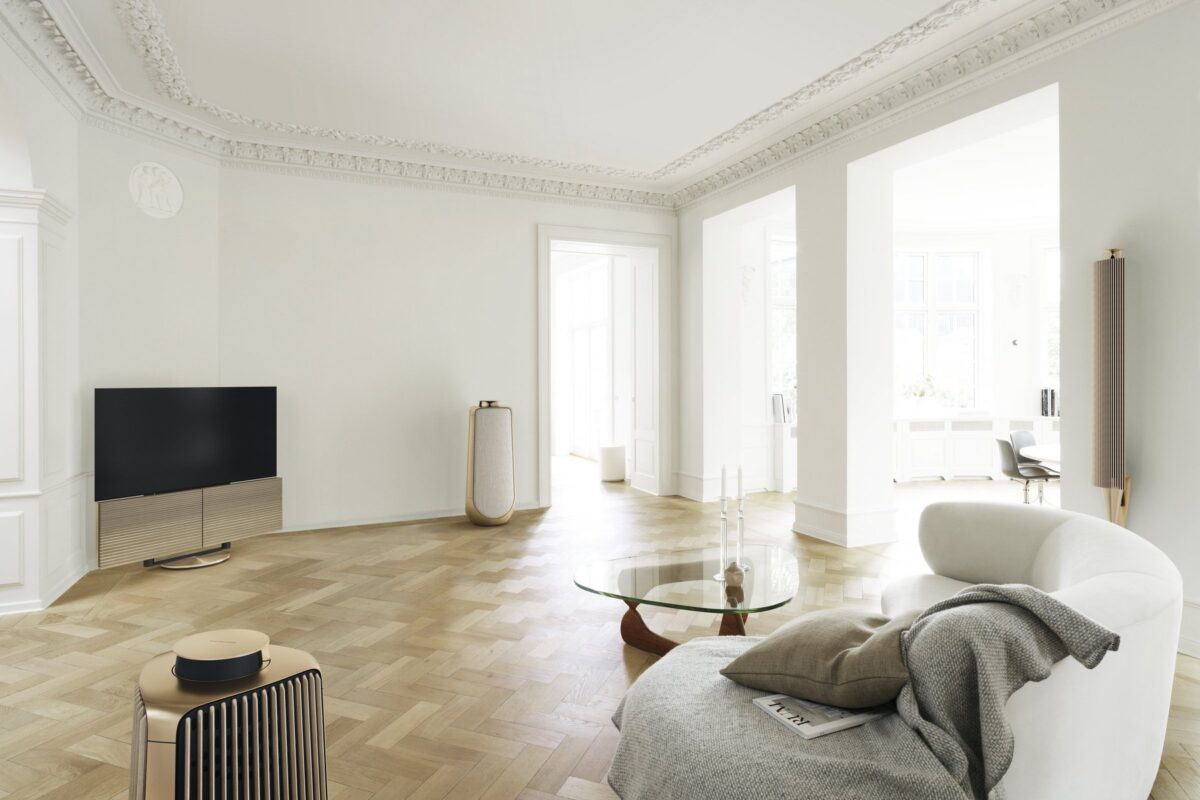 Beolab 50 met een televisie in een lichte ruimte