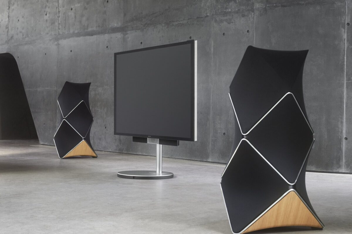 Beolab 90 bij een televisie