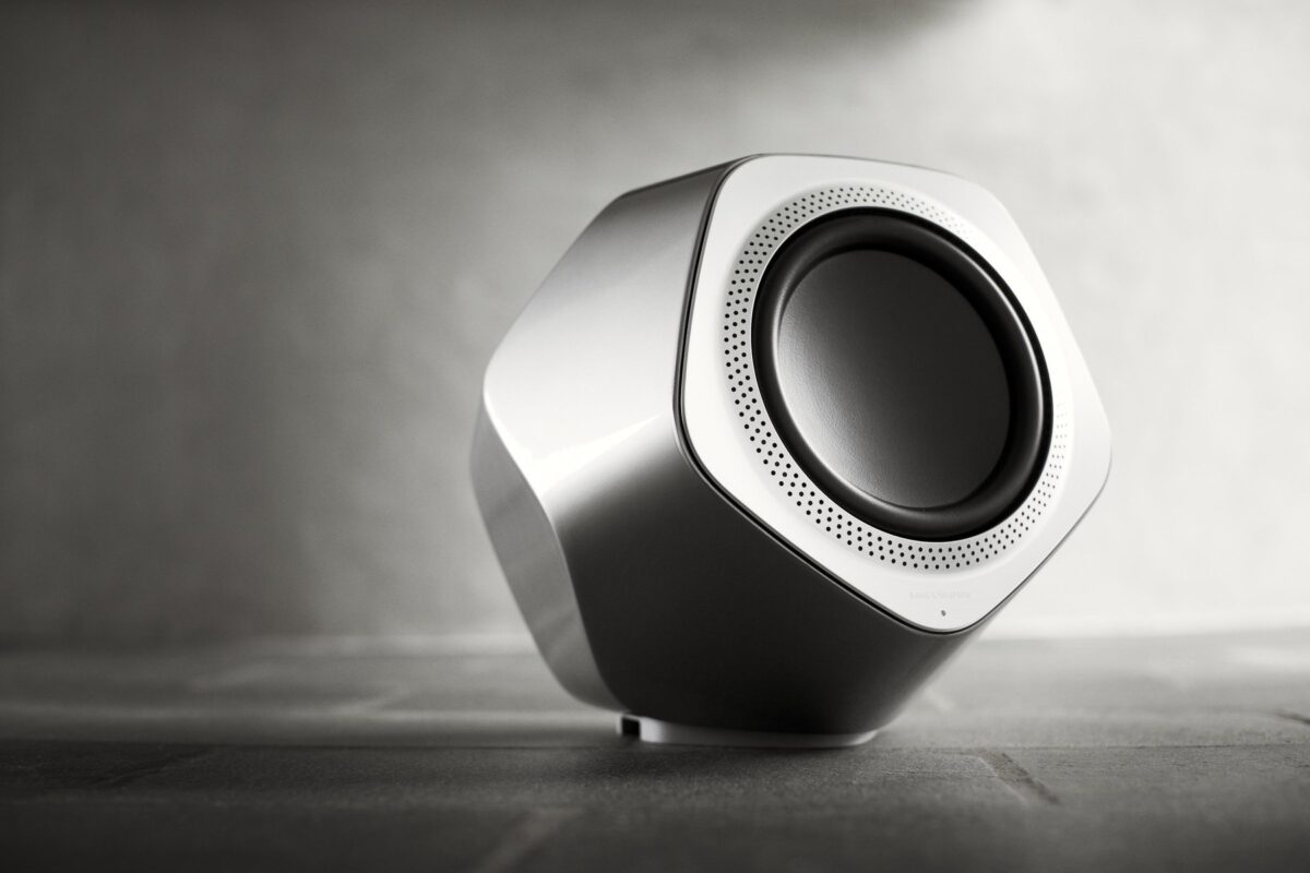 Beolab 19 in Silver in strijklicht