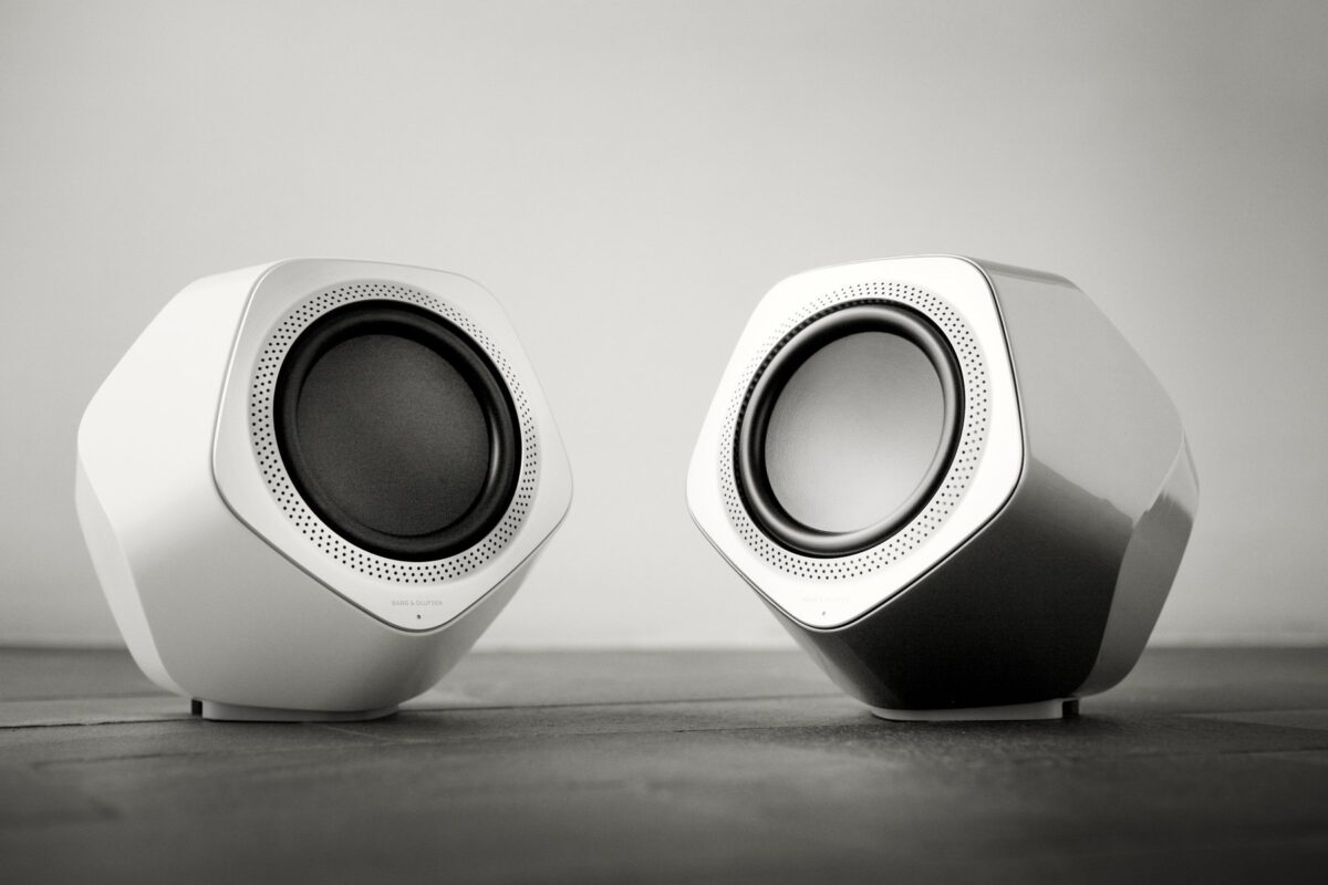 Twee Beolab 19 subwoofers naast elkaar