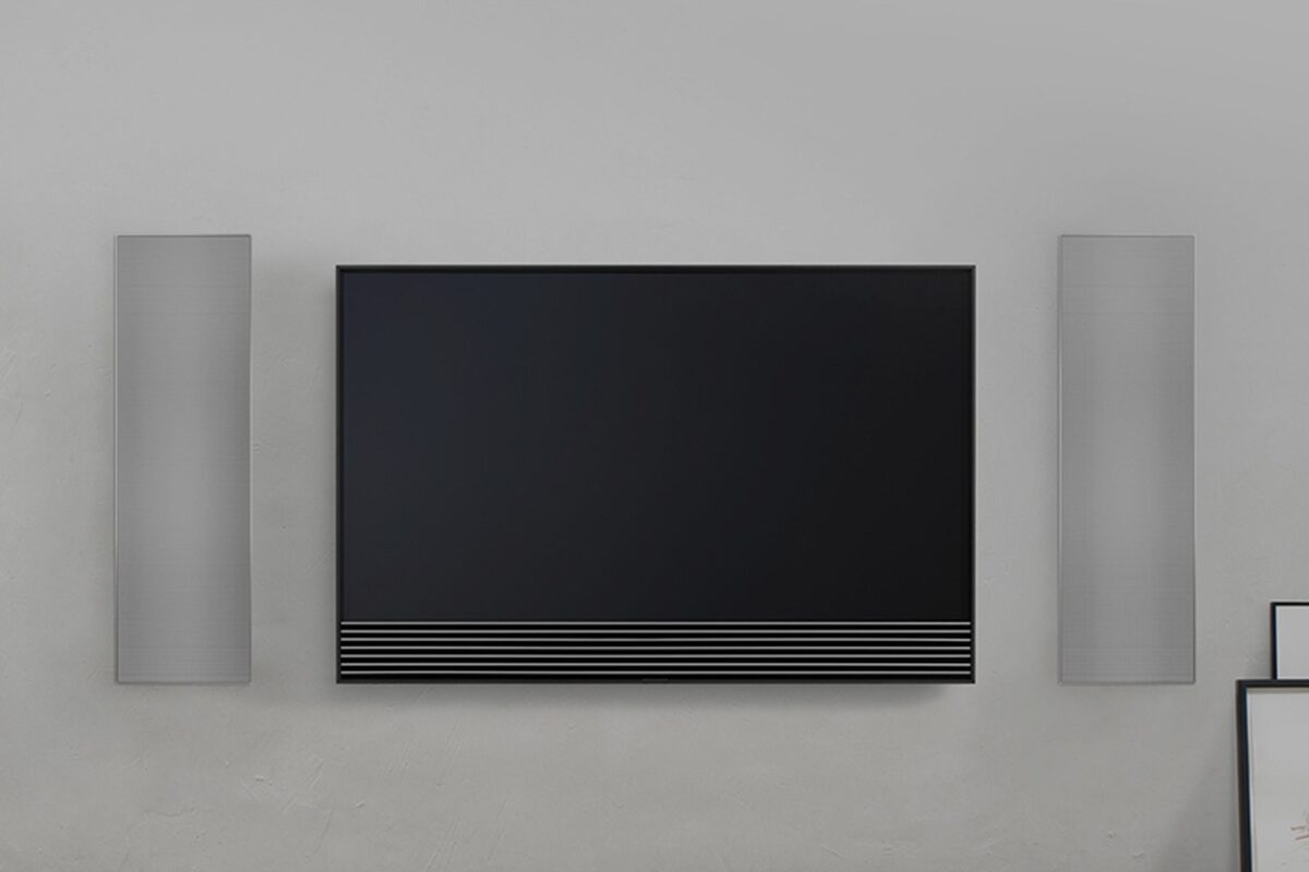 Wand met televisie en links en rechts een Palatial