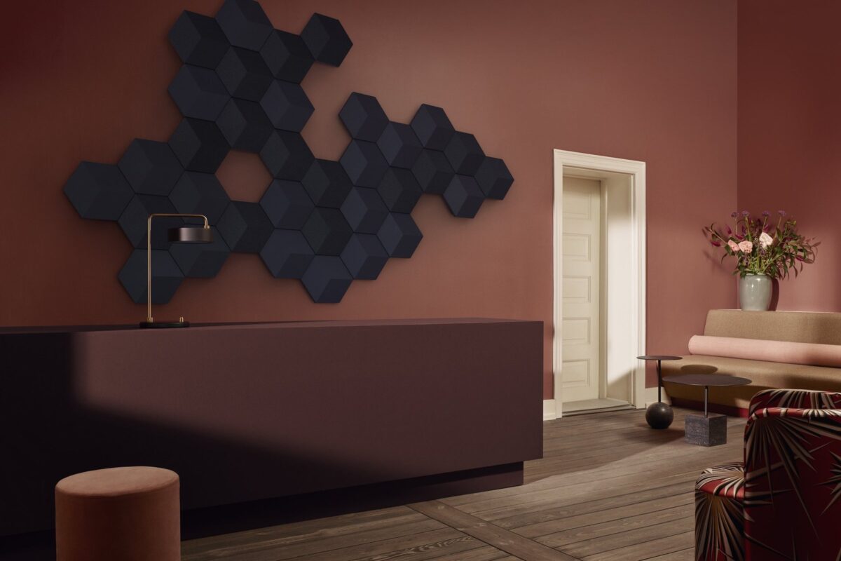Grote Beosound Shape compositie aan een donkere wand