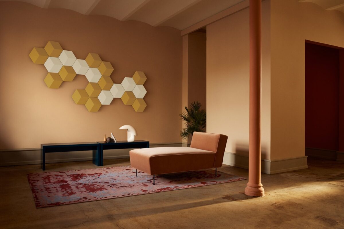Beosound Shape in geel en wit in een ruime kamer